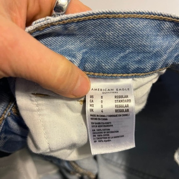 American Eagle light wash distressed mom jean denim 0 - Picture 7 of 8